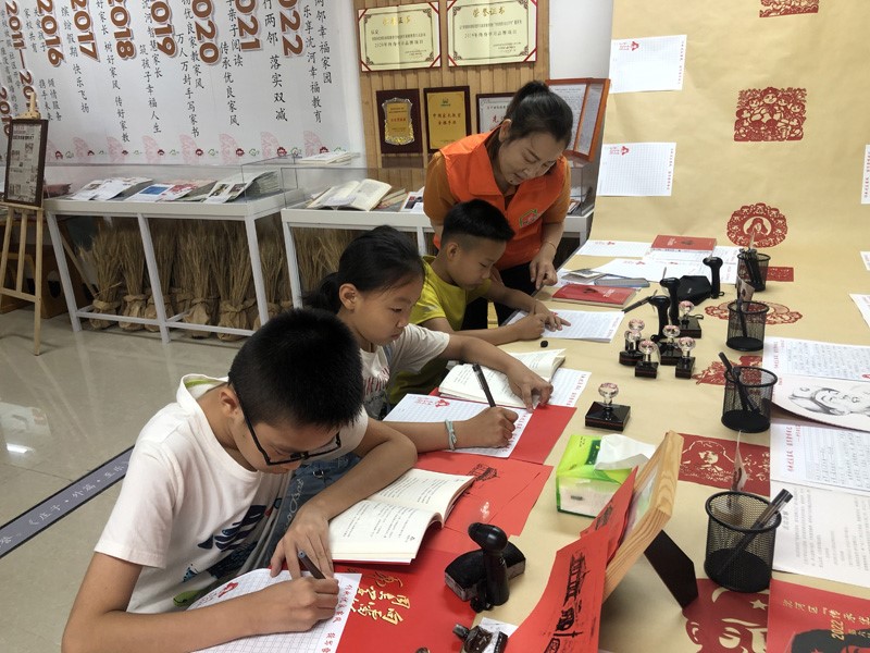 孩子們?cè)谏蜿?yáng)市沈河區(qū)山東堡社區(qū)“幸福教育坊”學(xué)習(xí)。山東堡社區(qū)供圖