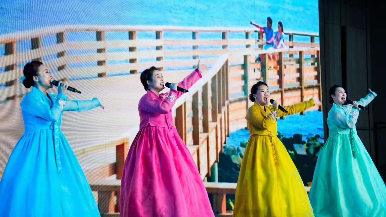 表演者們演唱歌曲《請到丹東來》。遼寧省委網信辦供圖