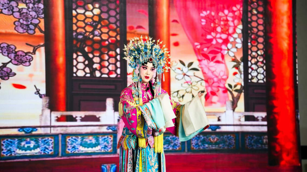演員在表演京劇《狀元媒》選段。遼寧省委網信辦供圖