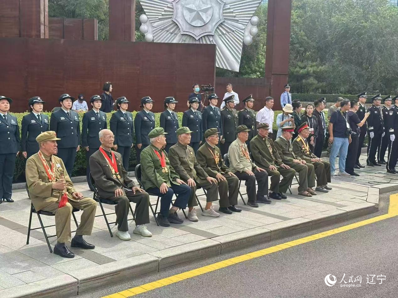 沈陽抗美援朝烈士陵園門前，志愿軍老戰士等候戰友的歸隊。人民網記者 周頌雪攝