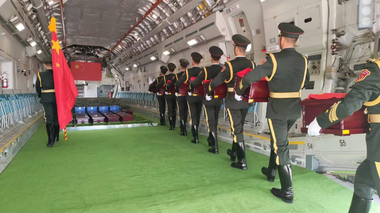在韓國仁川國際機場，引靈手徐澤東引領中國人民解放軍儀仗司禮大隊禮兵護送英烈遺骸棺槨登上空軍“運-20”專機啟程回國。空政宣傳局供圖